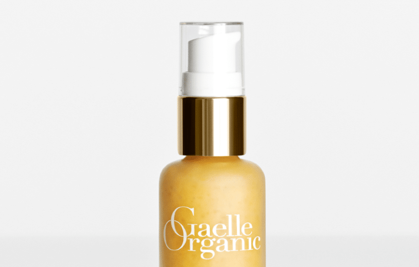 Sure, here's a suitable alt text in French:Sérum biologique utilisé pour les soins visage ONA à l'institut de beauté à Alfortville, France.