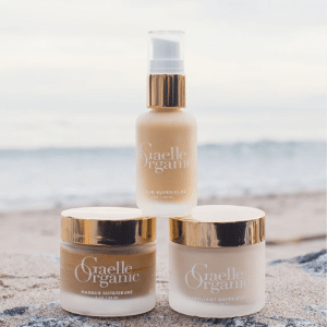 Produits Gaelle Organic sur une plage, utilisés pour les soins visage ONA chez Kahng à Alfortville, institut de beauté expert.