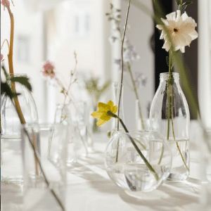 Vases élégants avec fleurs délicates dans l'institut de beauté à Alfortville, créant une ambiance accueillante et apaisante.