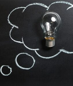 Dessin d'ampoule dans une bulle de pensée au sein de l'institut de beauté d'Alfortville, symbolisant innovation et soin expert.